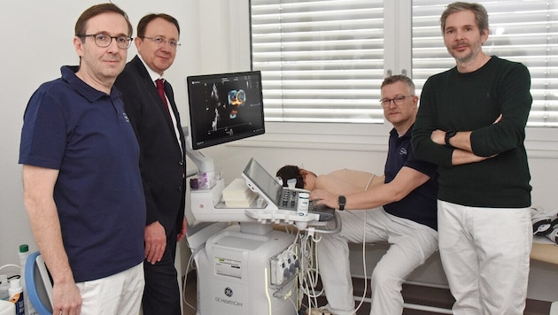 Dr. Angermayr, Stadler sowie der Kardiologe Kastl und der Rheumatologe Bobacz (v. li.) mit dem ...