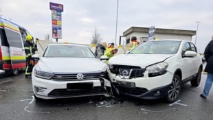 Ein Lenker krachte in ein ausfahrendes Fahrzeug.