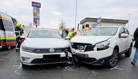 Ein Lenker krachte in ein ausfahrendes Fahrzeug.
