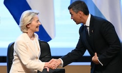 EU-Kommissionspräsidentin Ursula von der Leyen und der Präsident von Paraguay, Santiago Peña, ...