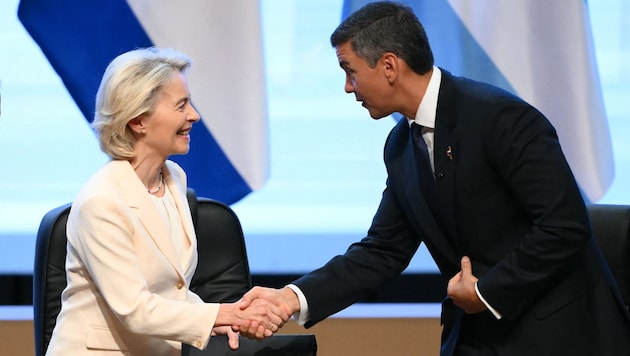 EU-Kommissionspräsidentin Ursula von der Leyen und der Präsident von Paraguay, Santiago Peña, ...