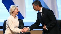 EU-Kommissionspräsidentin Ursula von der Leyen und der Präsident von Paraguay, Santiago Peña, ...