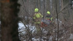 Die Rettungskräfte versorgten und bargen den Mann.