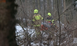 Die Rettungskräfte versorgten und bargen den Mann.