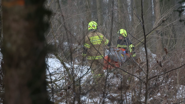 Die Rettungskräfte versorgten und bargen den Mann.
