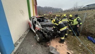 Der Beifahrer wurde eingeklemmt.