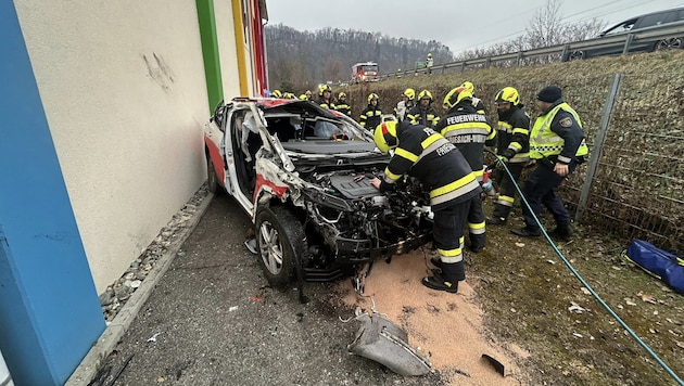 Der Beifahrer wurde eingeklemmt.