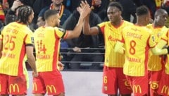 Samson Baidoo klatscht ab.