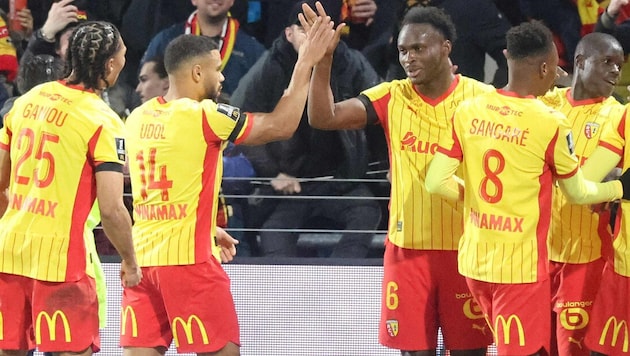 Samson Baidoo klatscht ab.