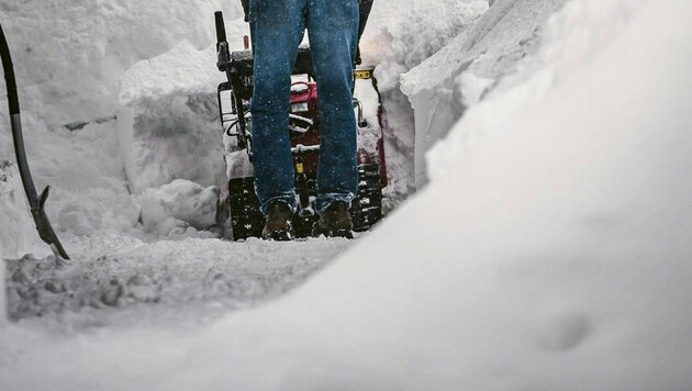 Bei den Arbeiten mit der Schneefräse verletzte sich der Mann (Symbolbild).