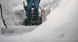 Bei den Arbeiten mit der Schneefräse verletzte sich der Mann (Symbolbild). 