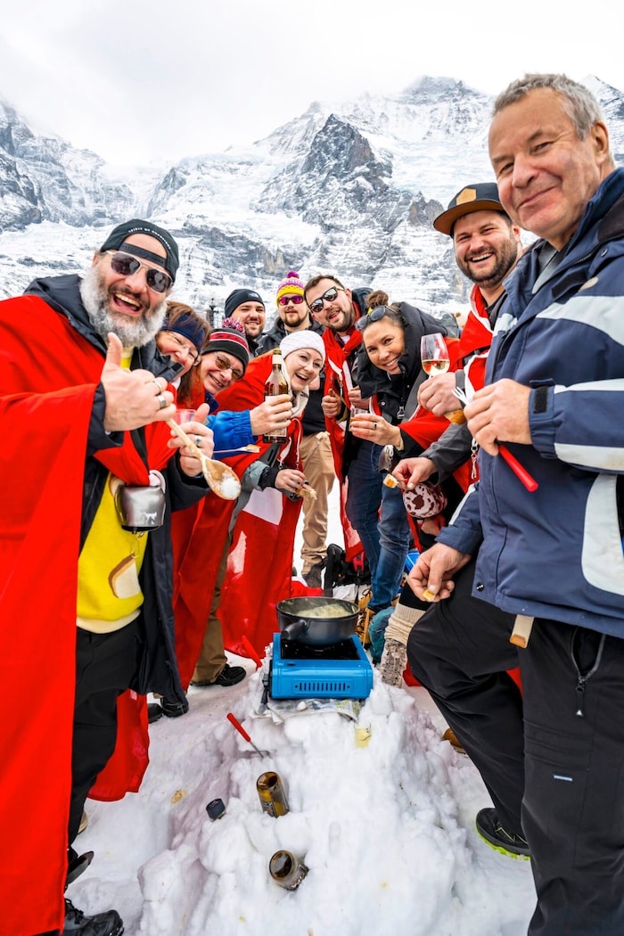 Traditionell mit Schweizer Käsefondue zelebrierten die Fans die Abfahrt auf dem Lauberhorn und ...