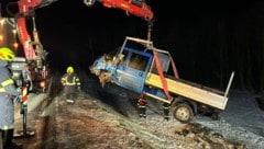 Die Feuerwehr musste das Fahrzeug bergen