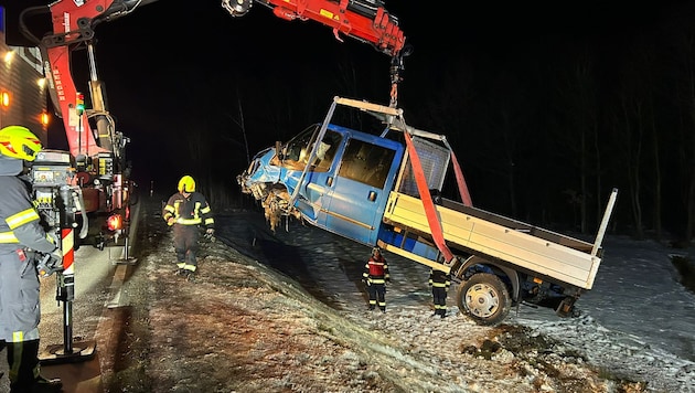 Die Feuerwehr musste das Fahrzeug bergen