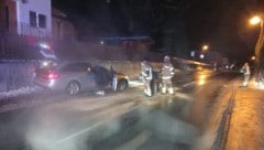 Der Unfall hinterließ auf der Straße eine Spur der Verwüstung, die die Florianis säubern ...