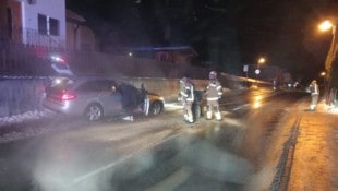 Der Unfall hinterließ auf der Straße eine Spur der Verwüstung, die die Florianis säubern ...