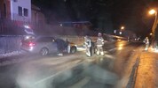 Der Unfall hinterließ auf der Straße eine Spur der Verwüstung, die die Florianis säubern ...