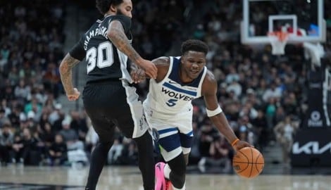 Anthony Edwards (re.) im Duell mit Julian Champagnie von den Antonio Spurs