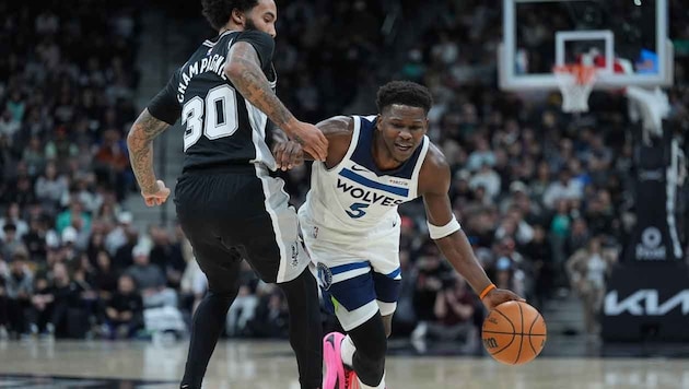 Anthony Edwards (re.) im Duell mit Julian Champagnie von den Antonio Spurs