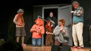Faschings-Kabarett in Bleiburg rechnet mit kleinen „Halloween-Jägern“ ab.