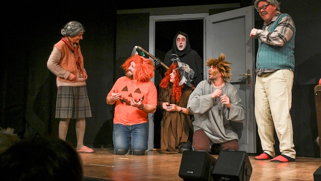 Faschings-Kabarett in Bleiburg rechnet mit kleinen „Halloween-Jägern“ ab.