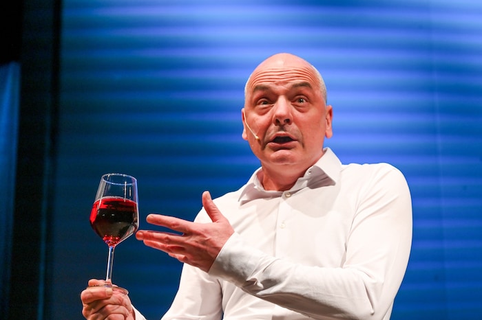 Reinhard Wulz kostet „Teufelbrunler-Wein“