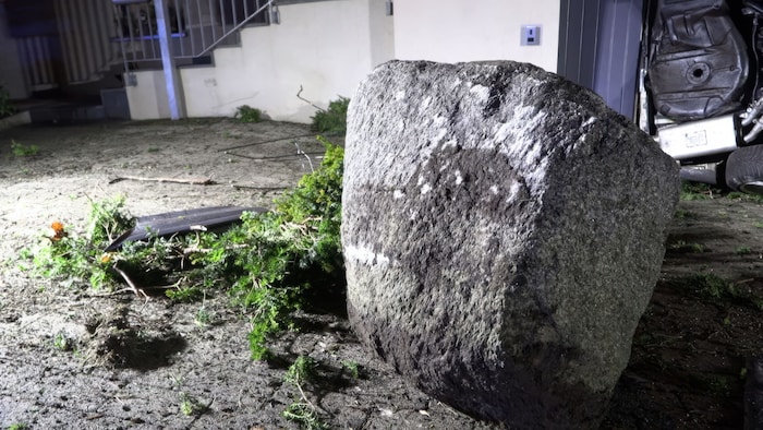 Zuerst kolliedierte der Wagen mit diesem Felsbrocken.