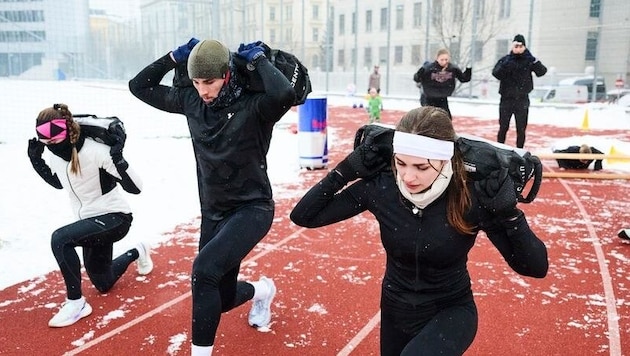 Die Red Bull Road to Hyrox Athlet:innen hatten zusammen mit dem Extremsportler Michael Strasser ...
