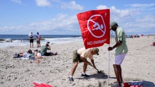 Nach der mutmaßlichen Haiattacke ist der betroffene Strandabschnitt gesperrt worden ...