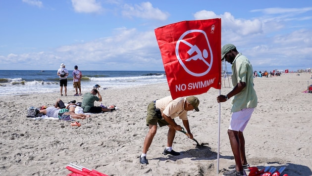 Nach der mutmaßlichen Haiattacke ist der betroffene Strandabschnitt gesperrt worden ...