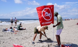 Nach der mutmaßlichen Haiattacke ist der betroffene Strandabschnitt gesperrt worden ...