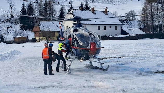 Die Bergung der drei Toten in Pusterwald ist voll im Gange.