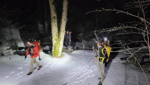 In der Dunkelheit stiegen Bergretter auf den Traunstein auf.