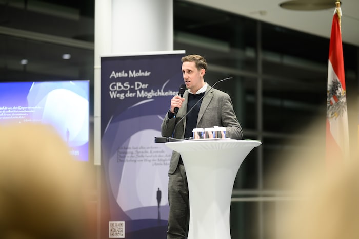 „Krone“-Innenpolitikredakteur Niko Frings führte mit viel Gefühl durch das Programm.