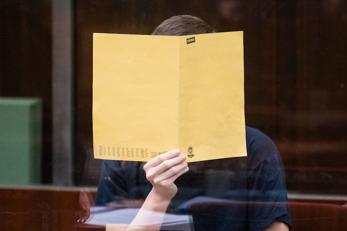 Der wegen Anschlags-Planung angeklagte Austro-Tschetschene Ahkmed E. verbirgt sein Gesicht vor ...