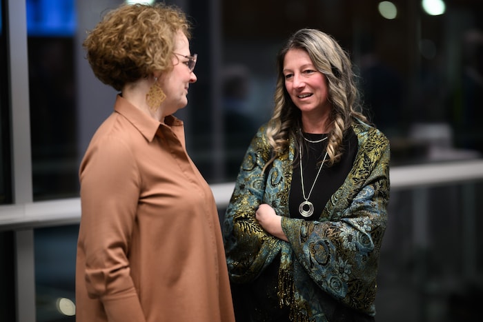 Familienlandesrätin Cristiane Teschl-Hofmeister mit Sonja Molnar.