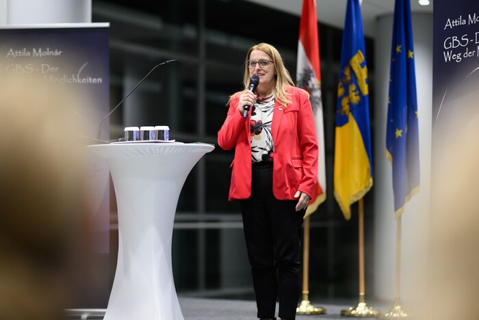 Gesundheits-Staatssekretärin Ulrike Königsberger-Ludwig: „Durch das Buch wird mehr Akzeptanz für ...