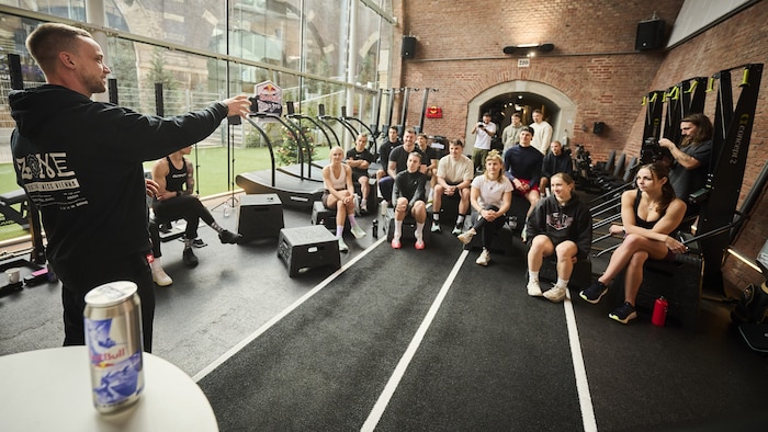 Max Walter (li.) betreut die Teilnehmer:innen der Red Bull Road to HYROX.