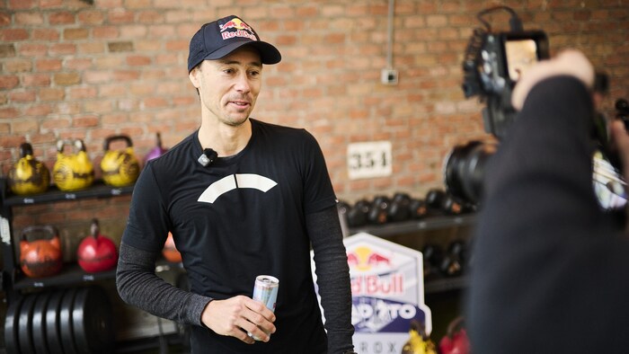 Mit Extremsportler Michi Strasser durften die Athleten:innen ein hartes Workout absolvieren ...