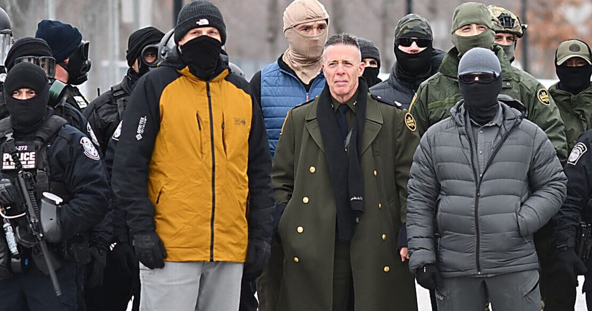 Bei Migranten - Razzia - Wirbel um „ Nazi - Outfit  von ICE - Kommandant