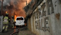 Die Feuerwehr unternimmt alles in ihrer Macht stehende, um der Flammen in Concepción Herr zu ...
