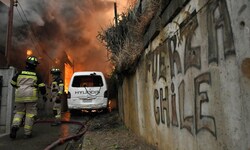 Die Feuerwehr unternimmt alles in ihrer Macht stehende, um der Flammen in Concepción Herr zu ...