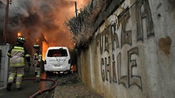 Die Feuerwehr unternimmt alles in ihrer Macht stehende, um der Flammen in Concepción Herr zu ...