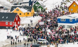 „Grönland ist nicht zu verkaufen“, skandieren Demonstrierende auf dem Eiland.
