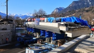 Die Brücke wurde auf mobilen Transporteinheiten in die richtige Position geschoben.