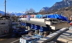 Die Brücke wurde auf mobilen Transporteinheiten in die richtige Position geschoben.