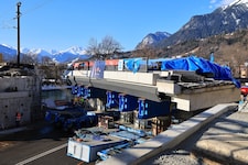 Die Brücke wurde auf mobilen Transporteinheiten in die richtige Position geschoben.