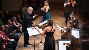 Jordi Savall dirigiert seine „Les Musiciennes du Concert des Nations“ und Alfia Bakieva (buntes ...