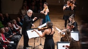 Jordi Savall dirigiert seine „Les Musiciennes du Concert des Nations“ und Alfia Bakieva (buntes ...