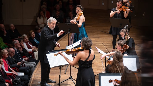Jordi Savall dirigiert seine „Les Musiciennes du Concert des Nations“ und Alfia Bakieva (buntes ...